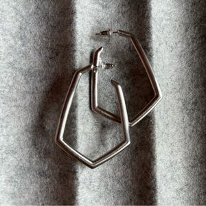 Silver Kendra Scott geometrical hoops